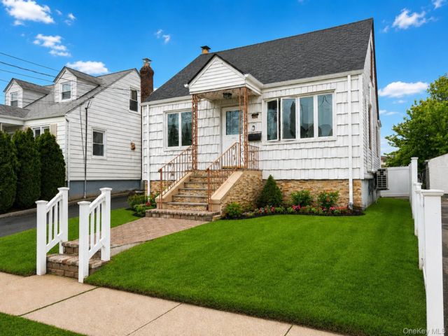  3 BR,  2.00 BTH &nbsp;Cape cod style home in Cedarhurst