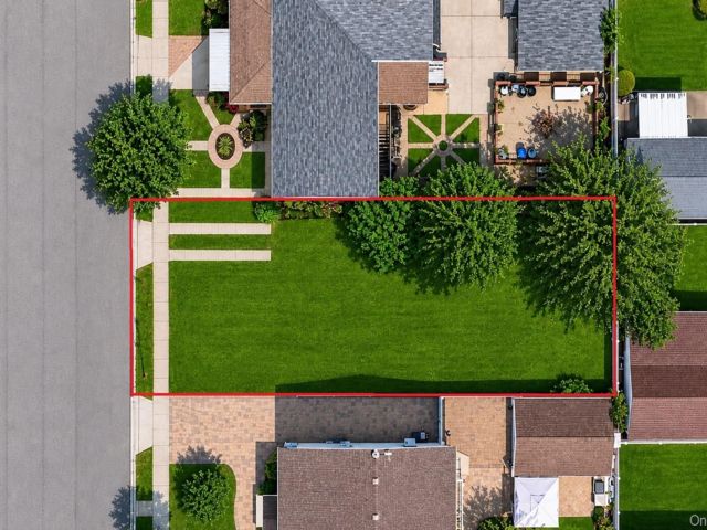 Lot <b>Size:</b> 40x100 &nbsp;House style home in Mineola