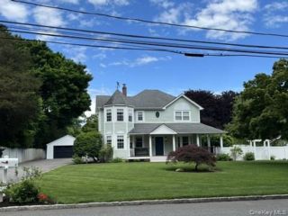  3 BR,  2.00 BTH &nbsp;Victorian style home in Saint James