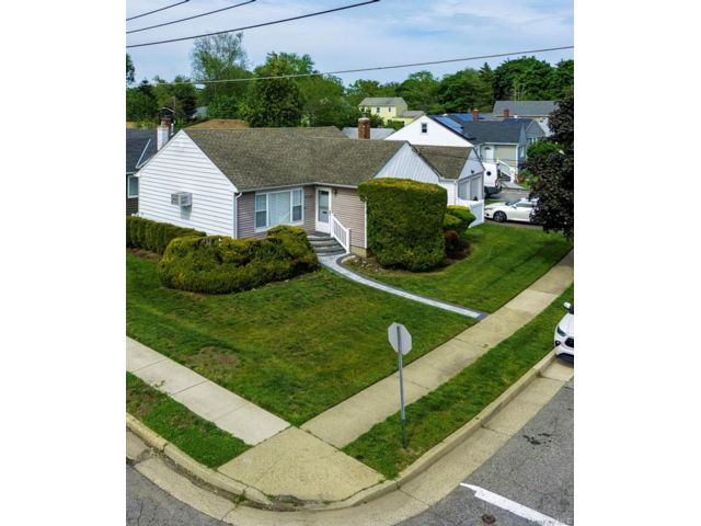  3 BR,  1.00 BTH &nbsp;Ranch style home in Hempstead