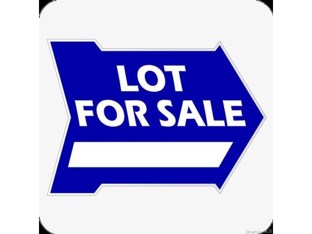 Lot <b>Size:</b> 99X304 IRR &nbsp;House style home in Shirley