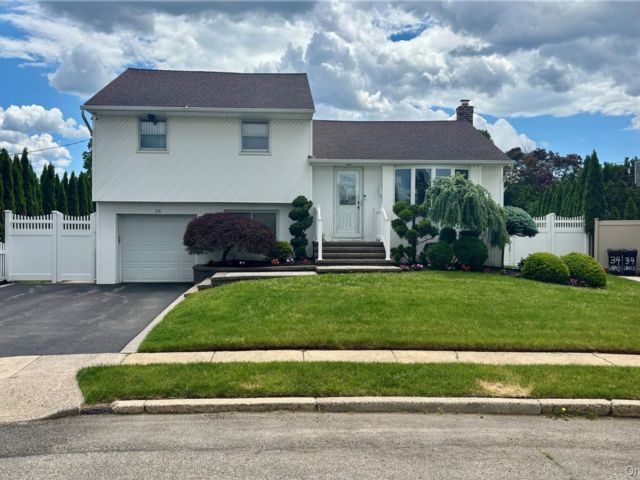 4 BR,  3.00 BTH &nbsp;Split level style home in Plainview