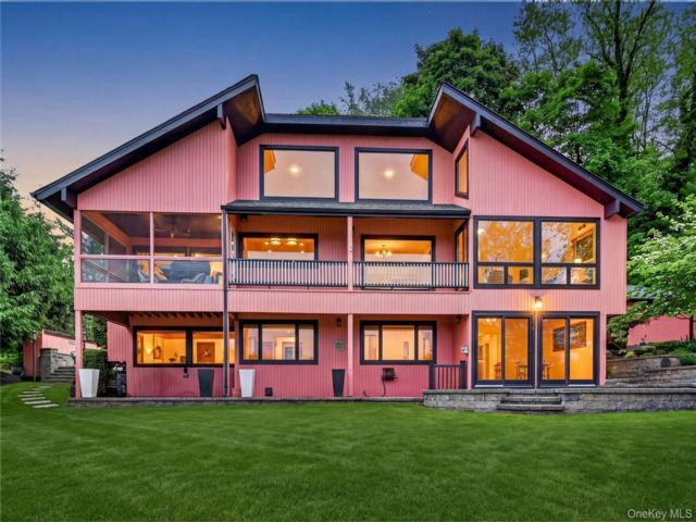  4 BR,  5.00 BTH &nbsp;Colonial style home in Cornwall On Hudson