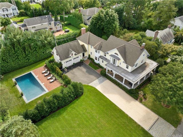  7 BR,  7.00 BTH &nbsp;Colonial style home in Manhasset