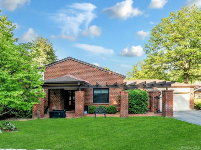 [Manhasset Real Estate, listing number 7293657]