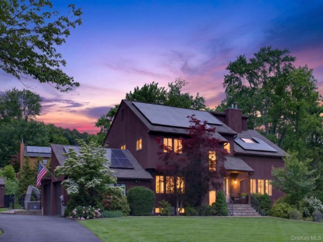  4 BR,  3.00 BTH &nbsp;Contemporary style home in Cortlandt Manor