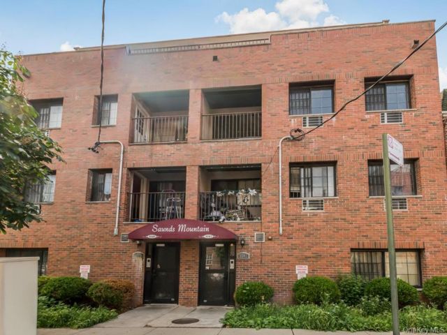 Studio,  0.00 BTH &nbsp;Mid rise style home in Mosholu