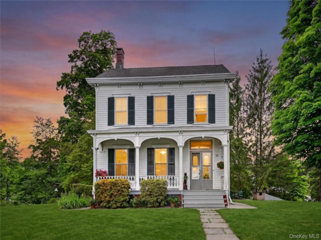  4 BR,  2.00 BTH &nbsp;Colonial style home in Middletown