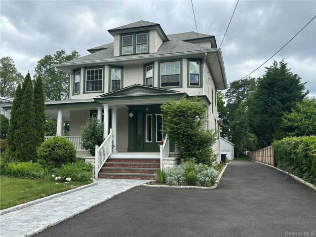  4 BR,  4.00 BTH &nbsp;Tudor style home in Glen Cove