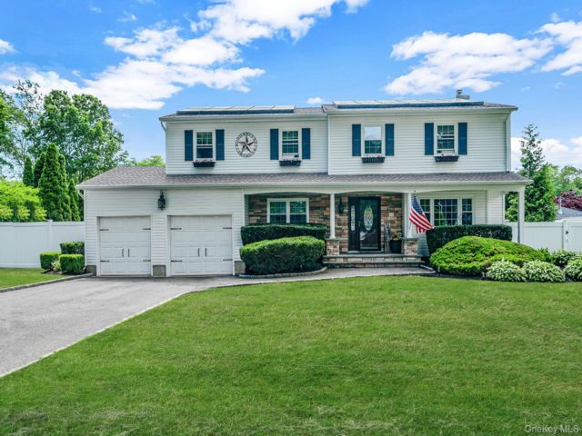  4 BR,  3.00 BTH &nbsp;Colonial style home in Coram
