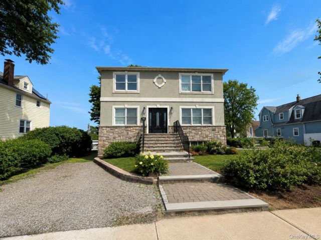  5 BR,  4.00 BTH &nbsp;Colonial style home in Yonkers