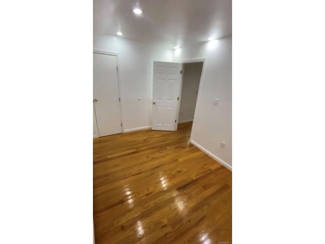 3 BR,  3.00 BTH &nbsp;Cape cod style home in Jamaica
