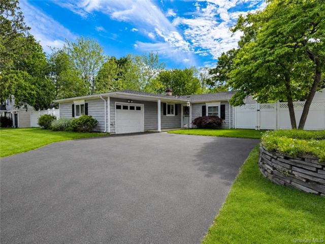  4 BR,  2.00 BTH &nbsp;Ranch style home in Farmingville