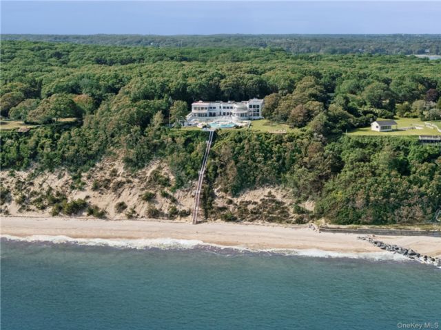 11 BR, 16.00 BTH &nbsp;Contemporary style home in Belle Terre