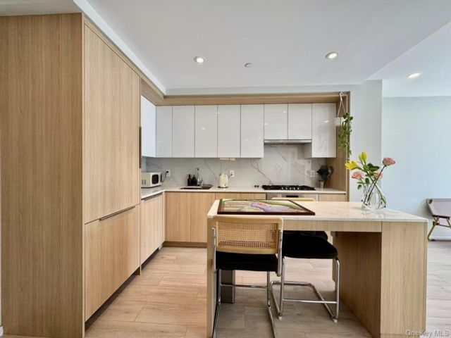  1 BR,  1.00 BTH &nbsp;Mid rise style home in Woodside