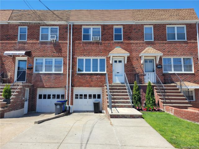  3 BR,  2.00 BTH &nbsp;Colonial style home in Middle Village