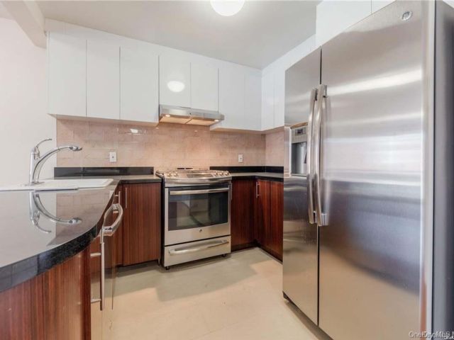  2 BR,  2.00 BTH &nbsp;Mid rise style home in Flushing