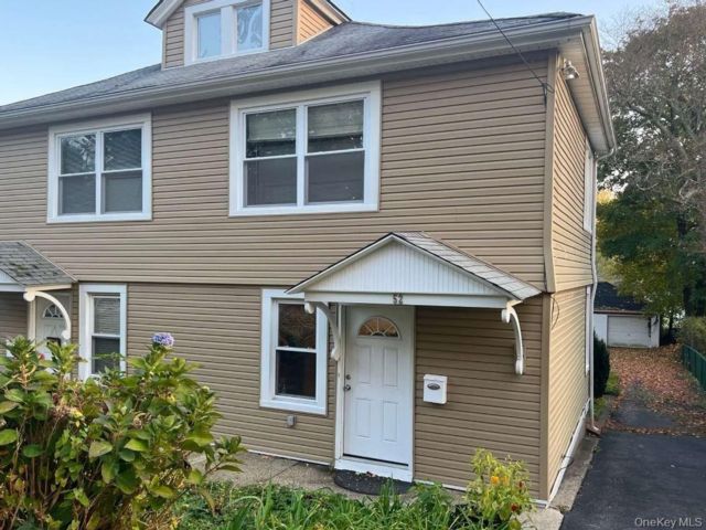  2 BR,  2.00 BTH &nbsp;Colonial style home in Roslyn Heights