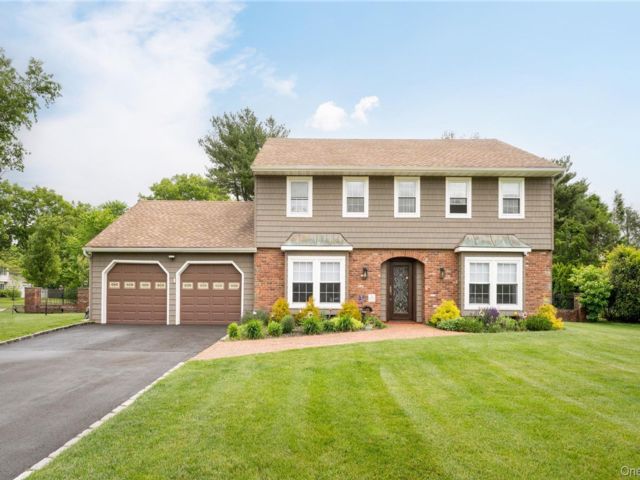  5 BR,  3.00 BTH &nbsp;Colonial style home in Stony Brook