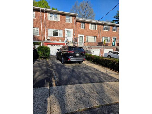 4 BR,  3.00 BTH &nbsp;Contemporary style home in Pelham