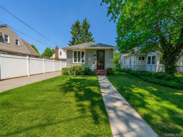  3 BR,  1.00 BTH &nbsp;Ranch style home in Floral Park
