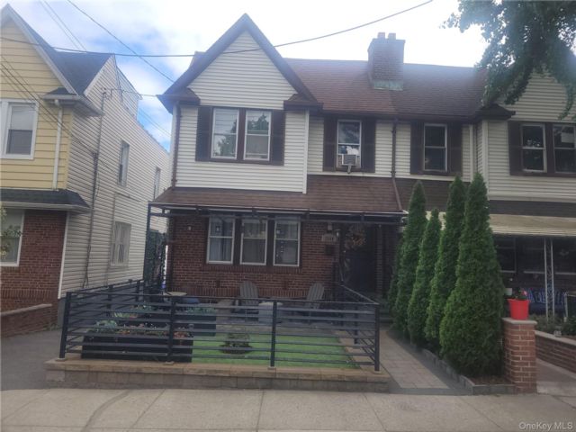  4 BR,  2.00 BTH &nbsp;Colonial style home in Esplanade
