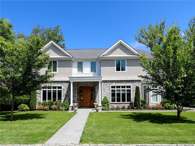  7 BR,  7.00 BTH &nbsp;Colonial style home in Great Neck