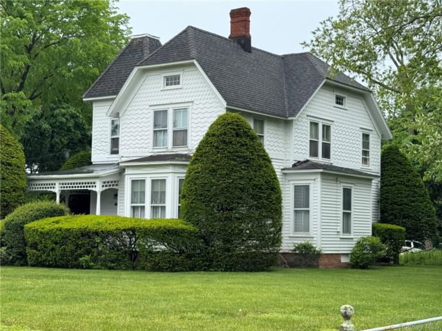  4 BR,  4.00 BTH &nbsp;Victorian style home in Center Moriches