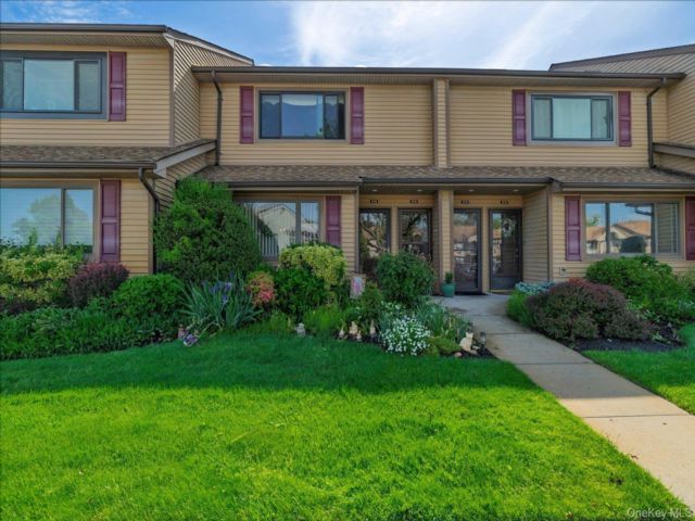  2 BR,  2.00 BTH &nbsp;Garden style home in Oceanside
