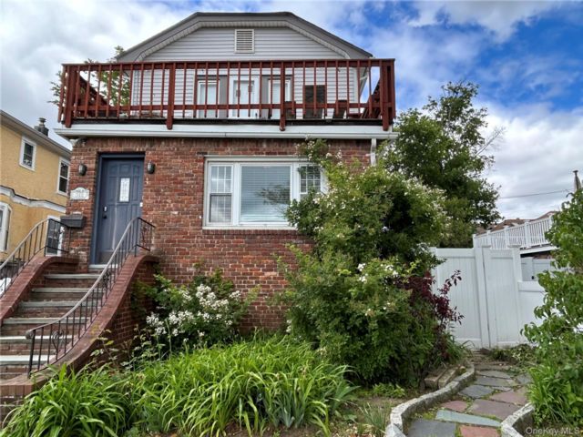  3 BR,  2.00 BTH &nbsp;Full floor apar style home in Long Beach