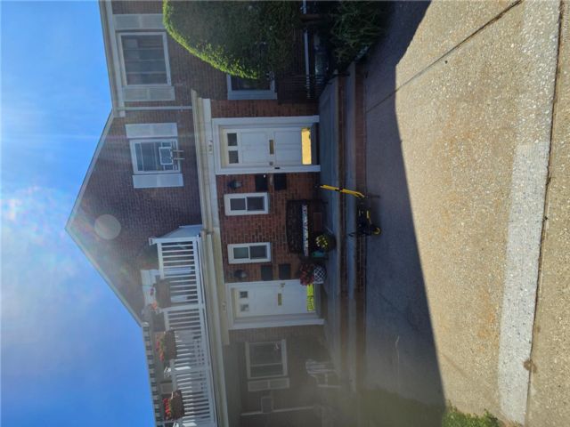  2 BR,  1.00 BTH &nbsp;Garden style home in Glen Oaks