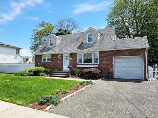  3 BR,  1.00 BTH &nbsp;Cape cod style home in East Meadow