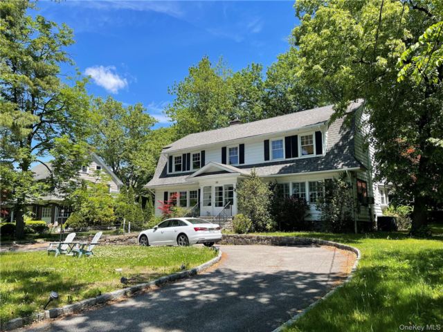  5 BR,  3.00 BTH &nbsp;Colonial style home in White Plains