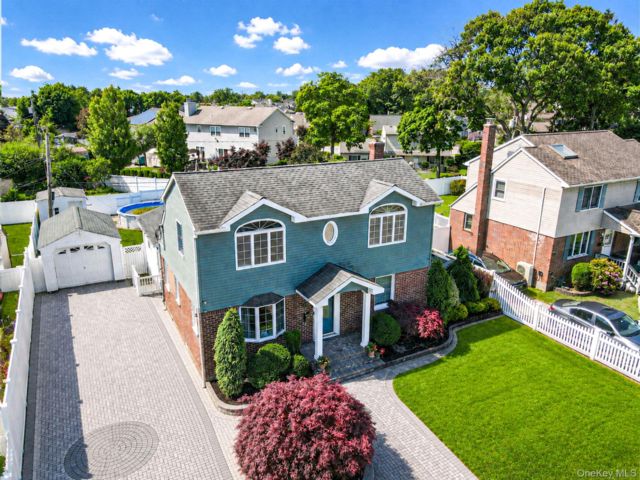  3 BR,  3.00 BTH &nbsp;Cape cod style home in East Meadow