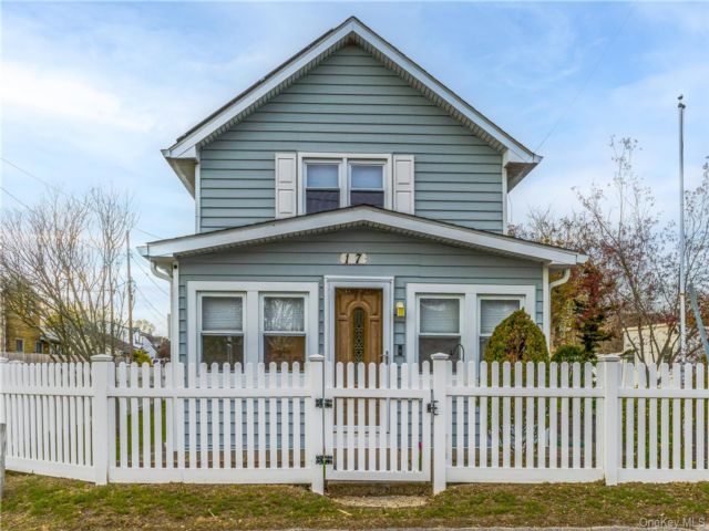  3 BR,  2.00 BTH &nbsp;Colonial style home in Patchogue