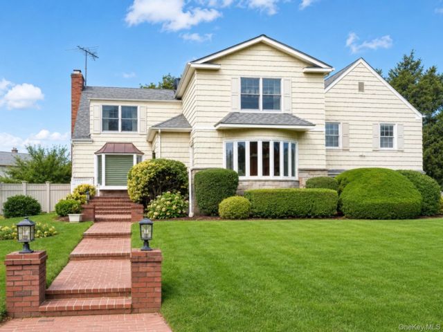  6 BR,  4.00 BTH &nbsp;A-frame style home in Hewlett Harbor