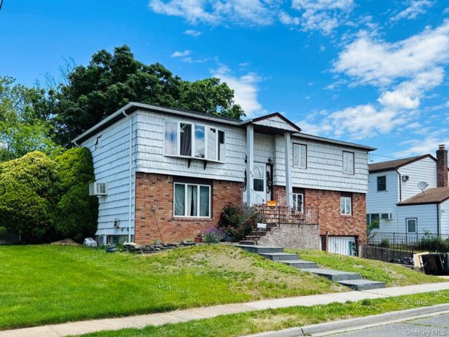  9 BR,  3.00 BTH &nbsp;Hi ranch style home in Farmingdale