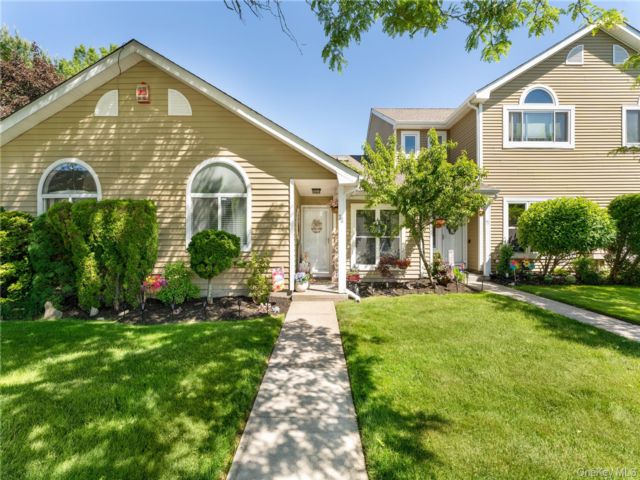  2 BR,  2.00 BTH &nbsp;Condo style home in Middle Island