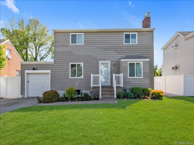  5 BR,  2.00 BTH &nbsp;Colonial style home in Lindenhurst
