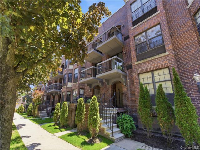  3 BR,  3.00 BTH &nbsp;Condo style home in Fresh Meadows