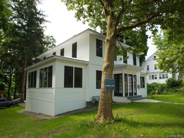  3 BR,  2.00 BTH &nbsp;Modern style home in Beacon
