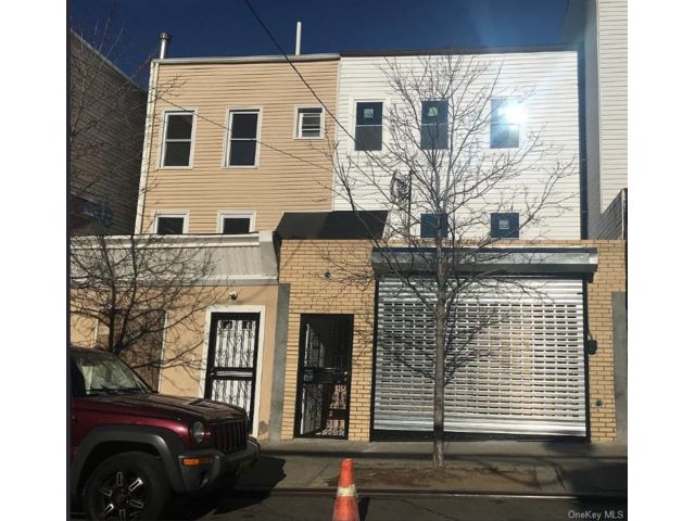  6 BR,  3.00 BTH &nbsp;House style home in Morrisania