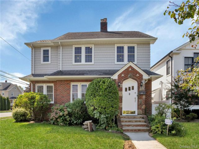  3 BR,  3.00 BTH &nbsp;Colonial style home in Manhasset