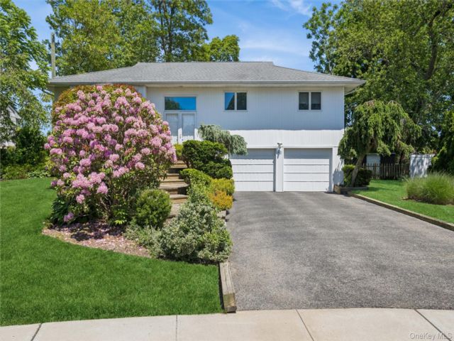  3 BR,  3.00 BTH &nbsp;Hi ranch style home in Old Bethpage