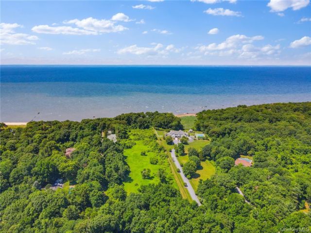 Lot <b>Size:</b> 8.42 &nbsp;House style home in Nissequogue