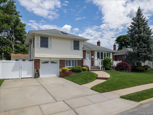  3 BR,  2.00 BTH &nbsp;Split level style home in Farmingdale
