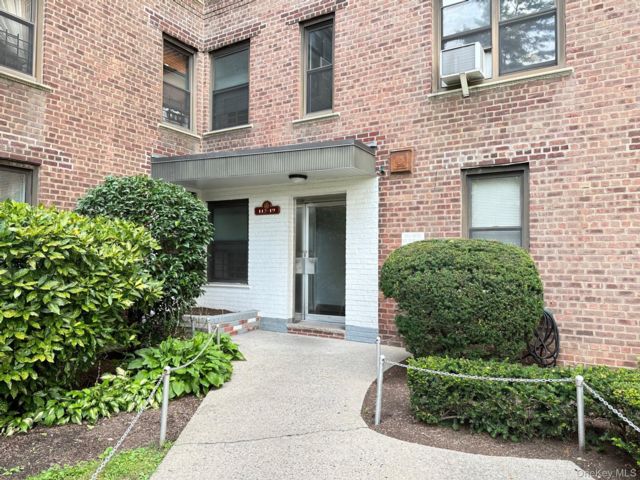  2 BR,  1.00 BTH &nbsp;Mid rise style home in Corona