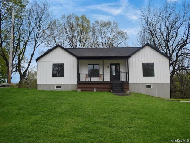  3 BR,  3.00 BTH &nbsp;Contemporary style home in Milton