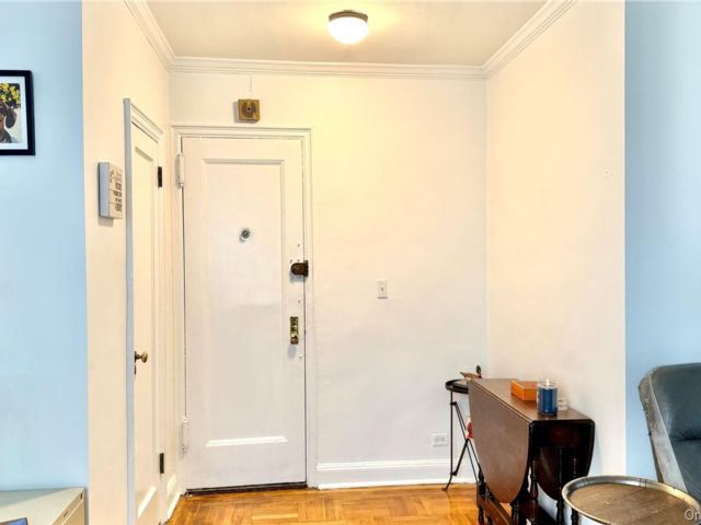  1 BR,  1.00 BTH &nbsp;Mid rise style home in Woodside
