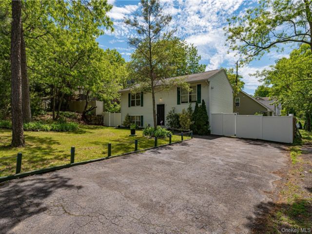  2 BR,  1.00 BTH &nbsp;Hi ranch style home in Mastic
